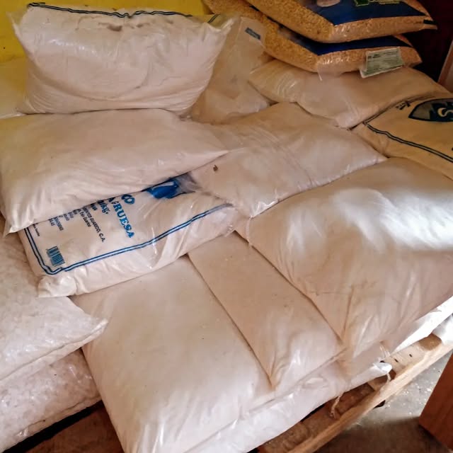 Sacos de fertilizante apilados